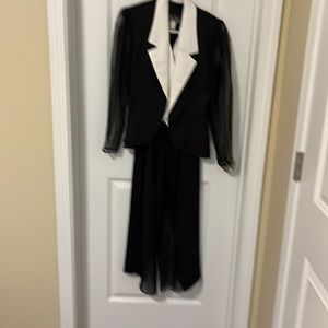 Girl(‘s night out in style! Tuxedo looking jacket with palazzo pants